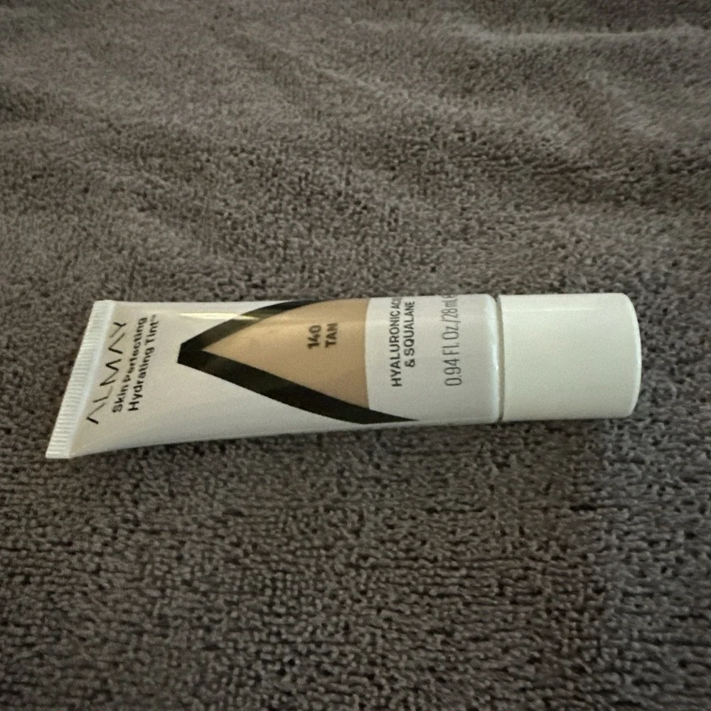 Almay Hydrating Lightweight Coverage Liquid Foundation Tint Tan 140